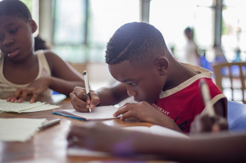 Africa can reduce number of its major languages using a hybrid model